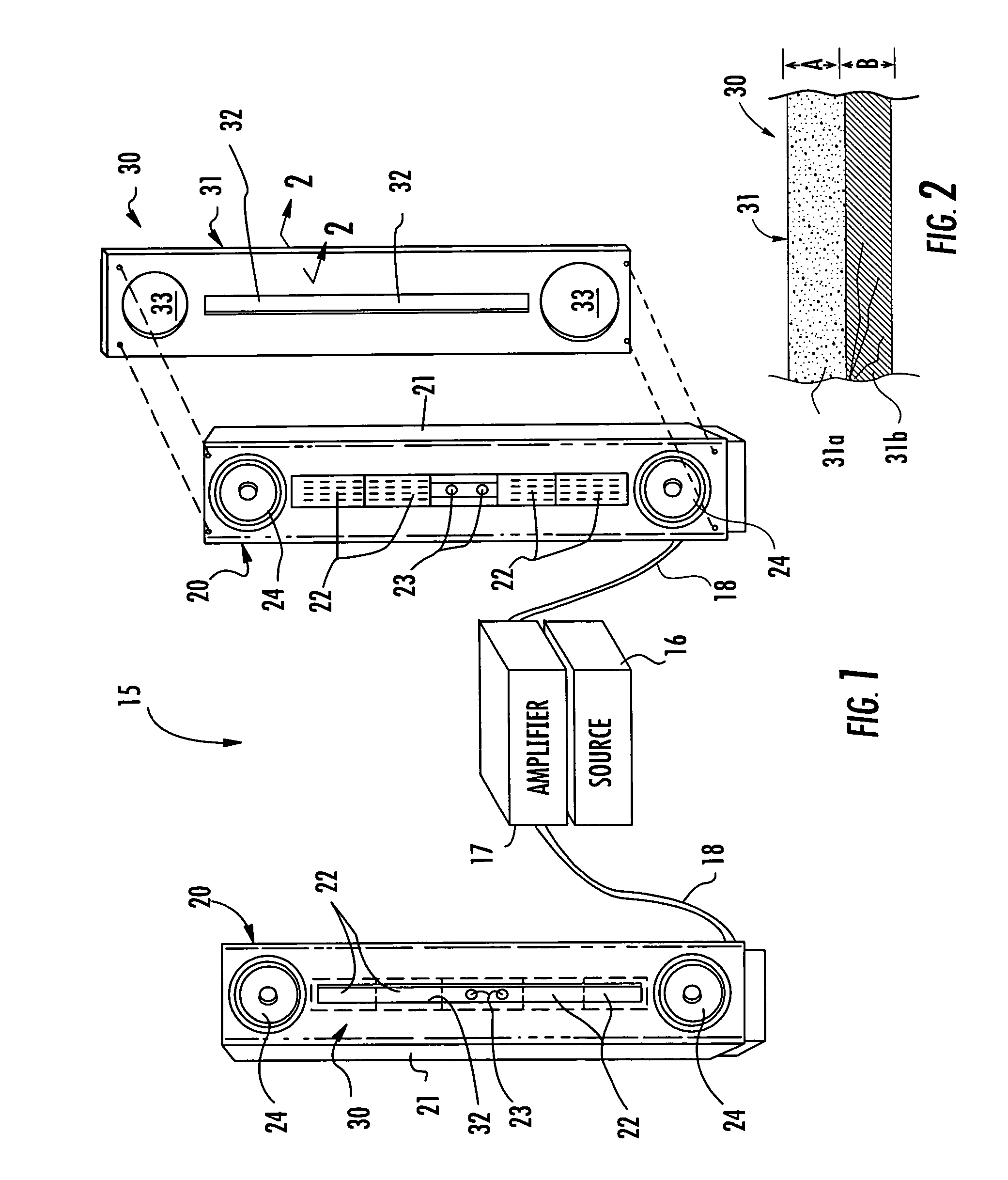 Loudspeaker including slotted waveguide for enhanced directivity and associated methods