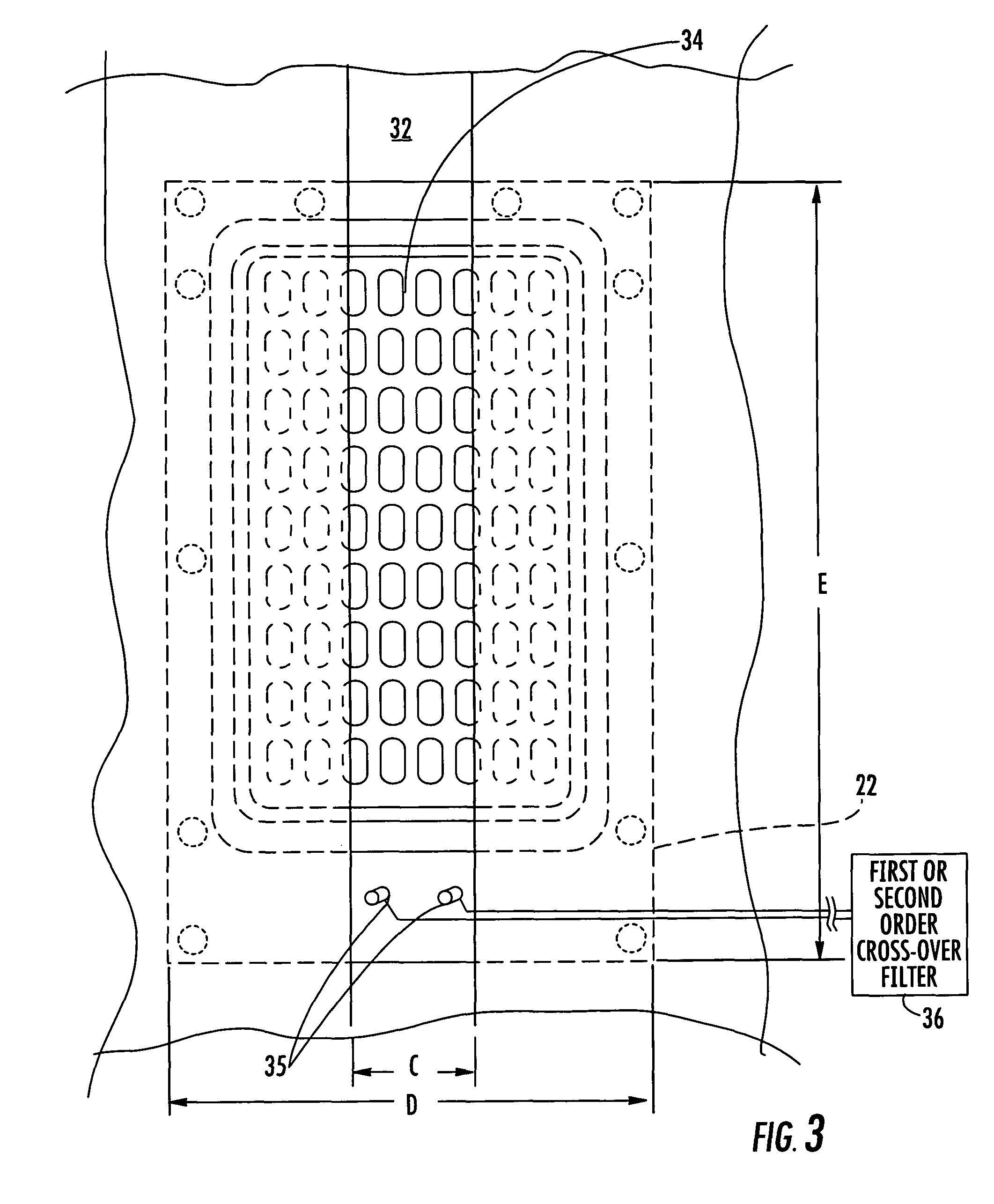 Loudspeaker including slotted waveguide for enhanced directivity and associated methods