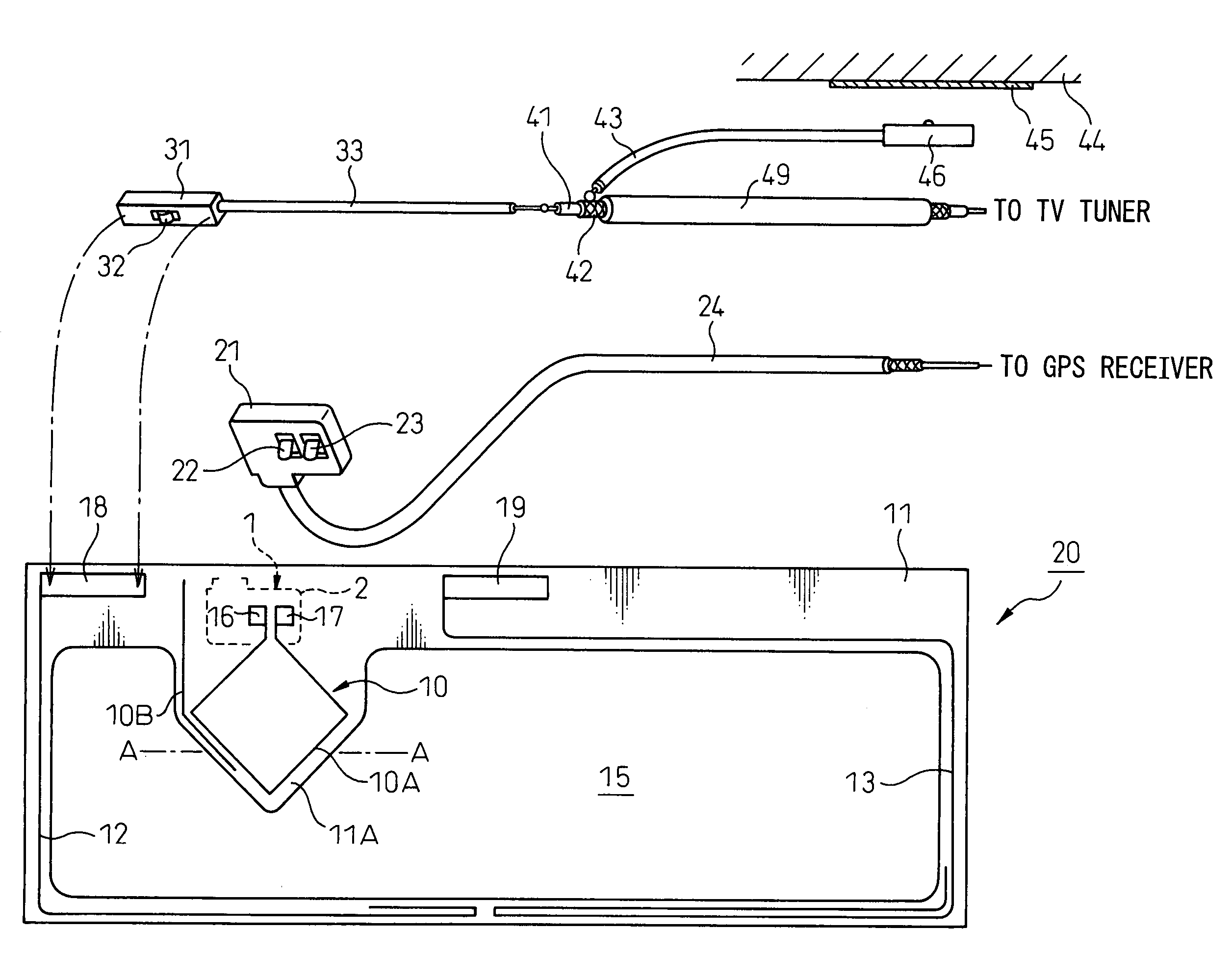 Circular polarization antenna and composite antenna including this antenna