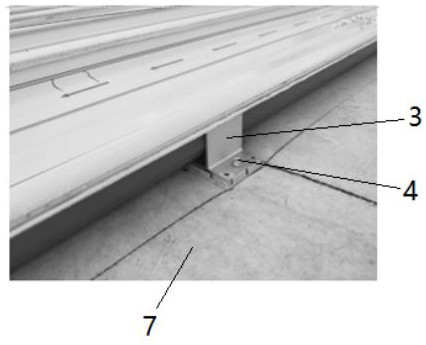 Wind-resistant metal roof structure and construction method thereof