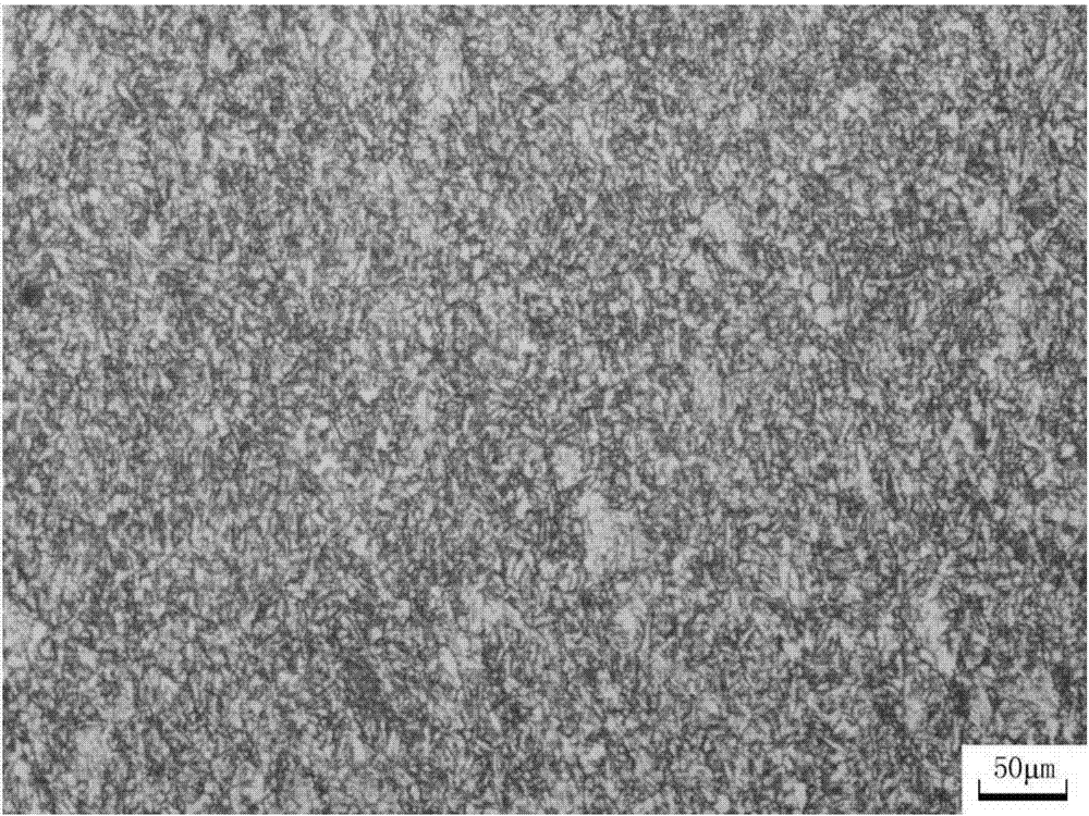 Production method for X80 grade pipeline steel resistant to hydrogen-induced cracking (HIC)