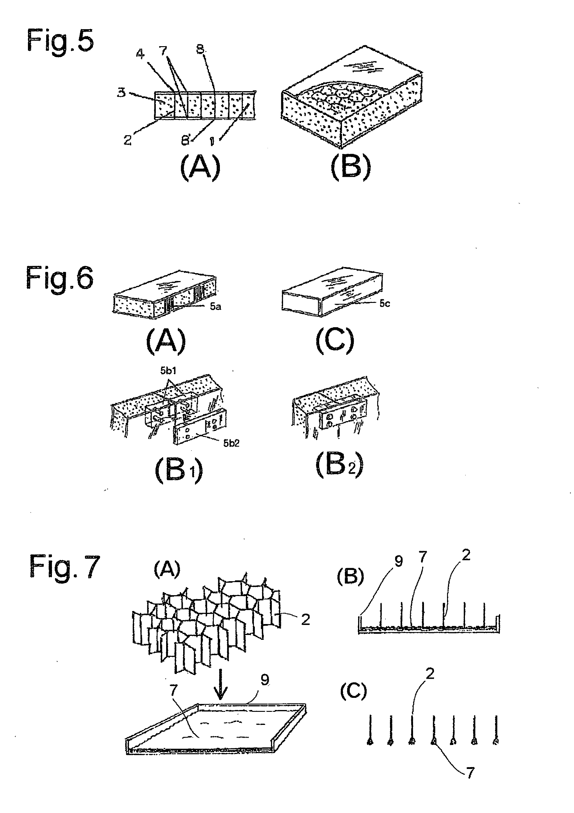 Sandwich panel including honeycomb structure body and method of producing the sandwich panel