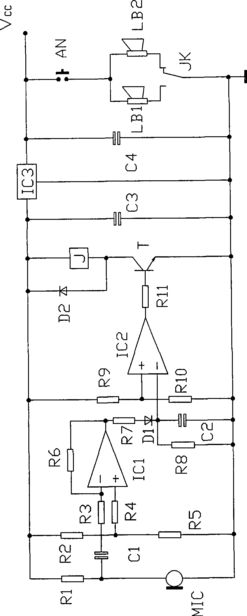 Environmental-protecting type horn of vehicle for self-regulating sound volume based on entironment noise