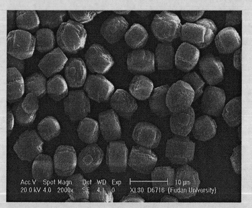 Method for adjusting surface hole diameter of ZSM-5 molecular sieve by surface dealuminizing and compensating silicon