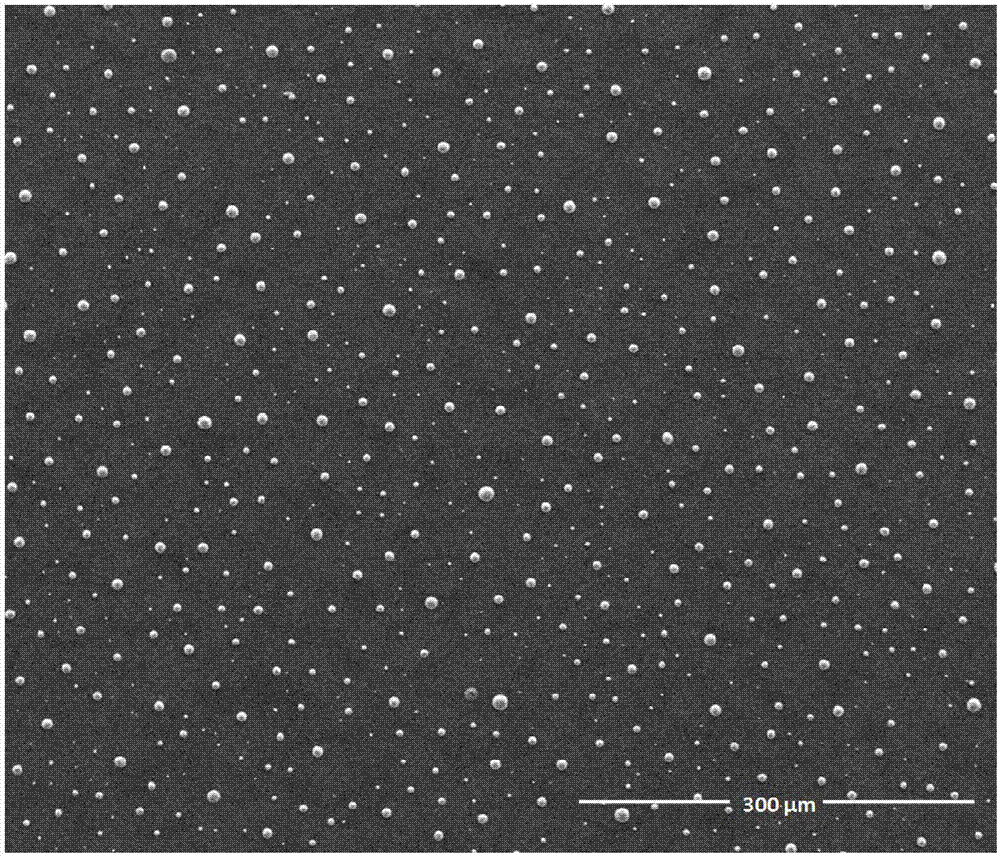 Organic solar cell based on sprayed molybdenum trioxide anode buffer array and preparation method thereof