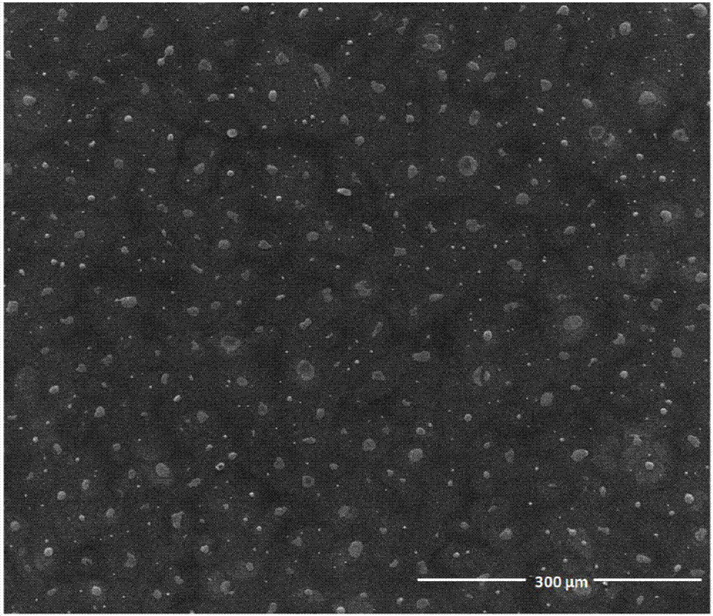 Organic solar cell based on sprayed molybdenum trioxide anode buffer array and preparation method thereof