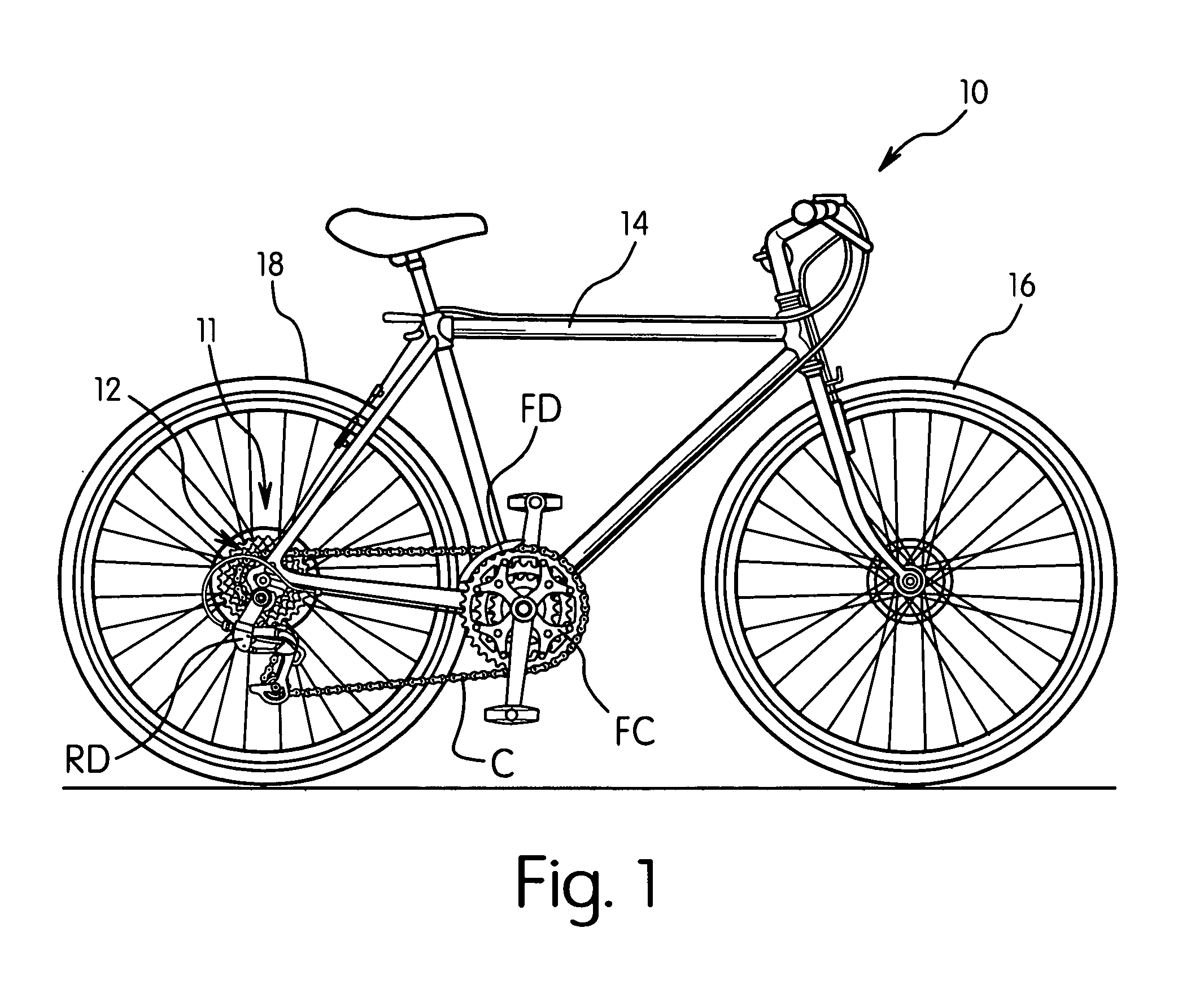 Bicycle sprocket assembly having a reinforcement member coupled between sprockets