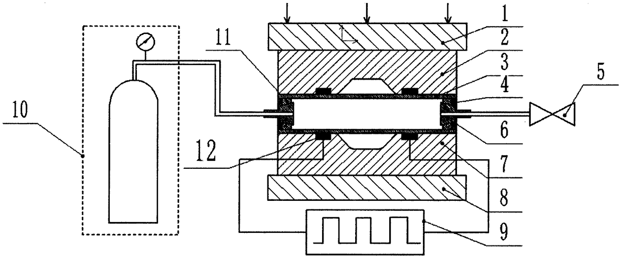 Pulse-current pulse heating and gas-pressure forming device and method for difficult-to-deform alloy pipe fitting