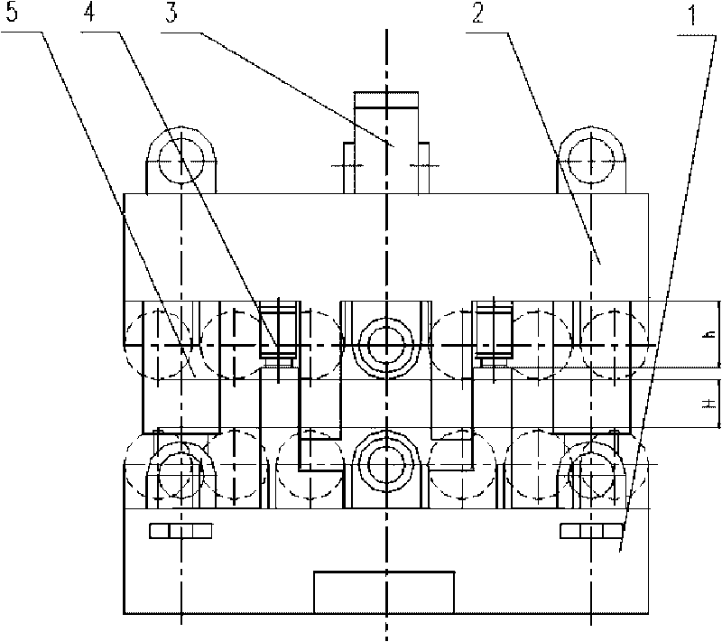 Method for automatically detecting and controlling segment roll gap by adopting balancing oil cylinder