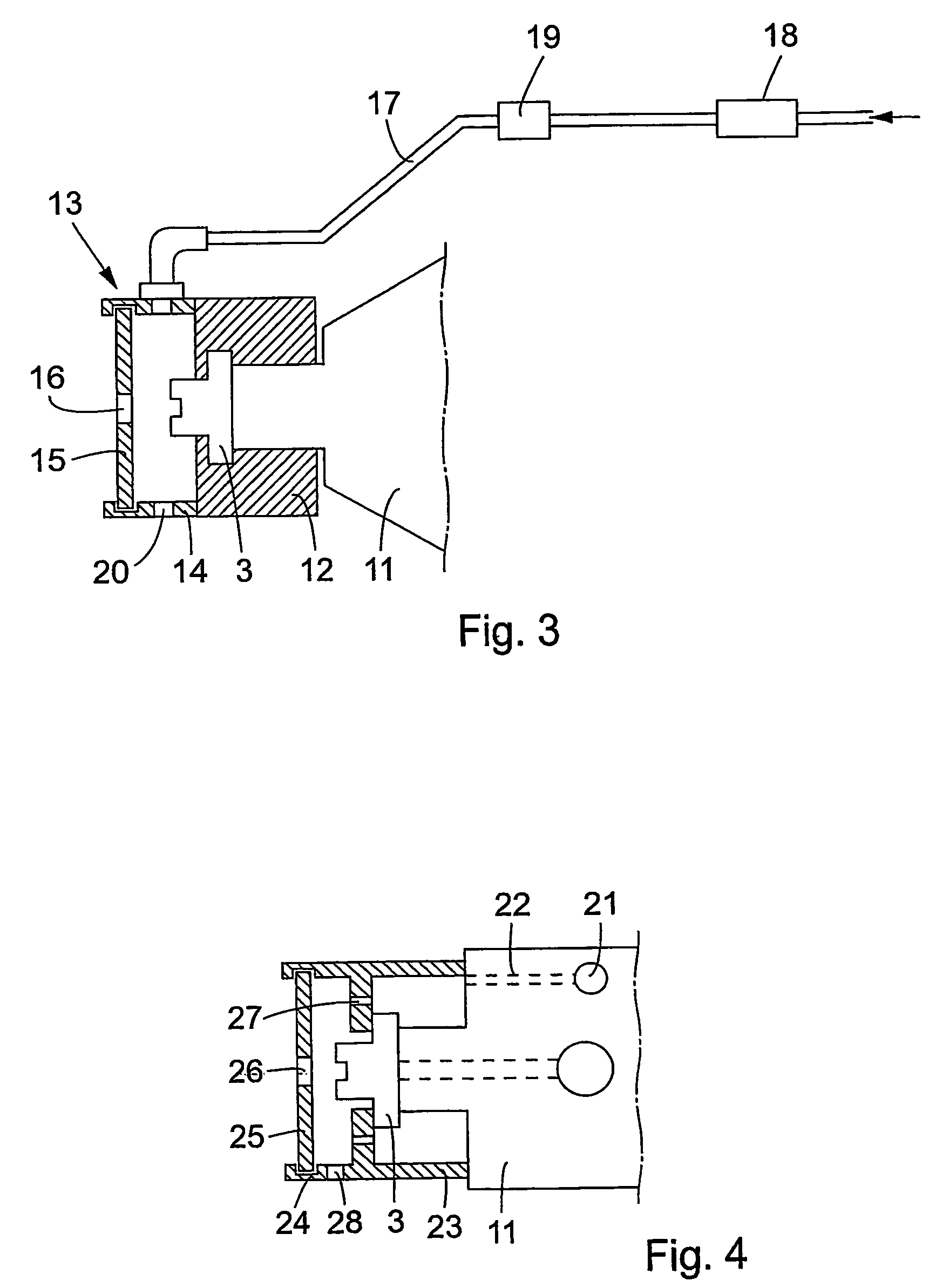 Method and device for keeping a number of spray nozzles in a printing press beam clean