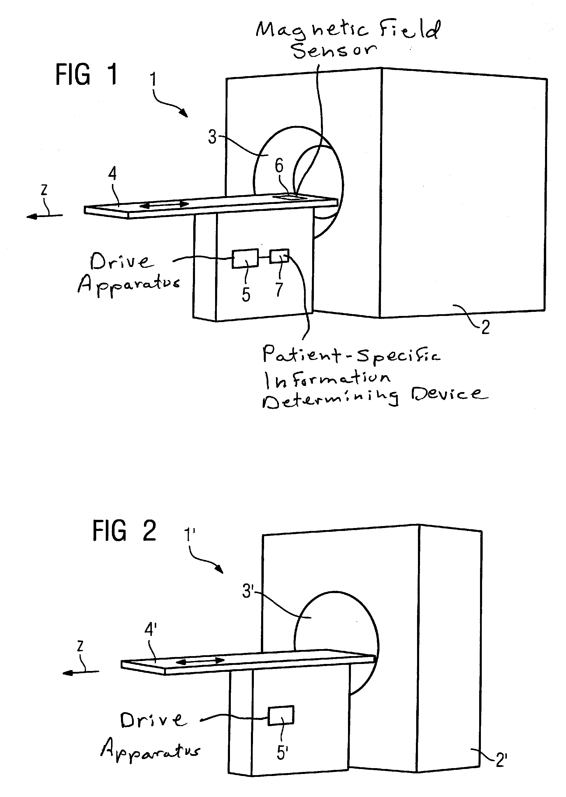 Magnetic resonance apparatus with table movement controlled dependent on magnetic field distribution