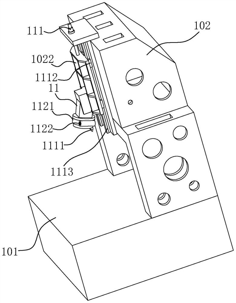 Comb slot machine tool and its displacement control method for comb slot knives