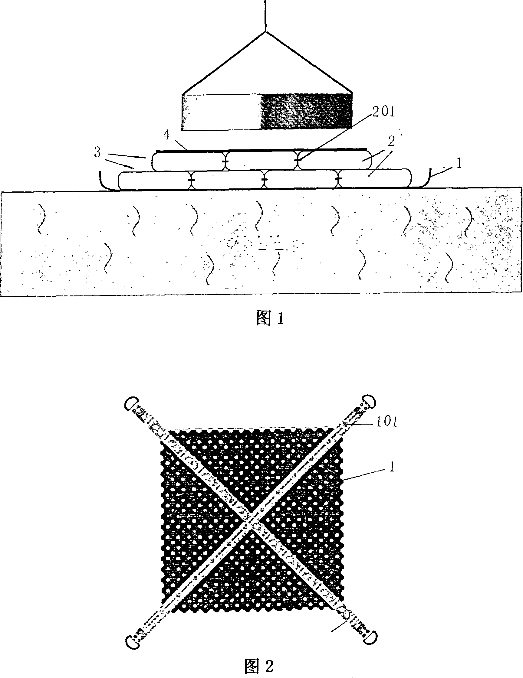 Movable feeding and constructing method for dynamic reinforcing surface layer of large area flabbiness foundation