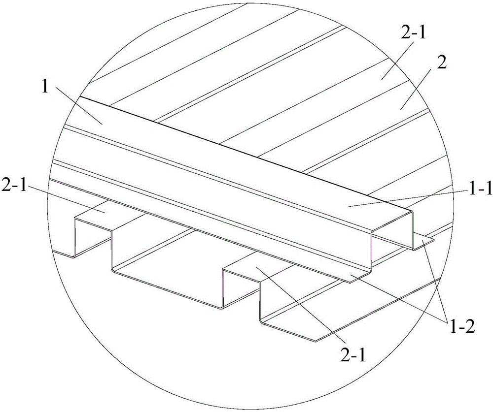 Auxiliary pressing tool for eliminating laser stitch welding gaps generate between side wall stand column and corrugated plate