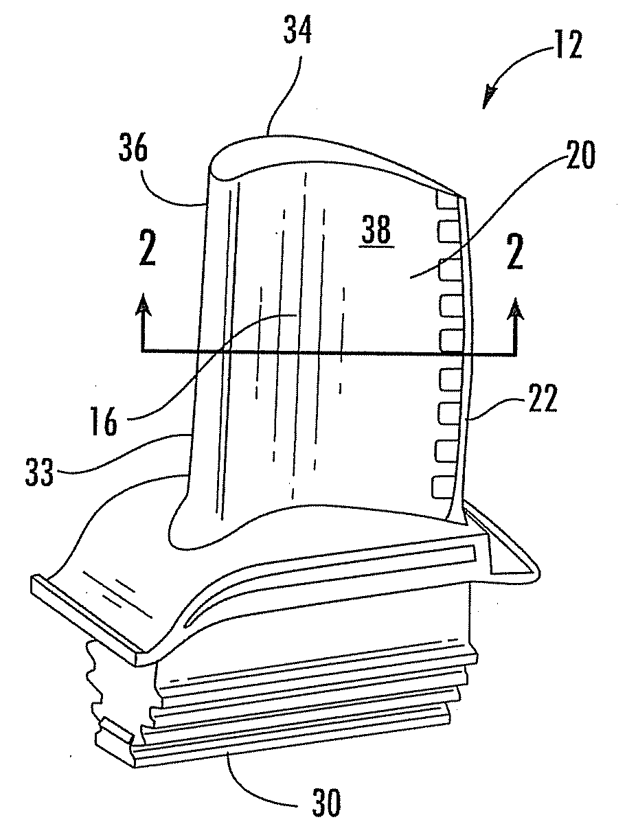 Turbine blade with multiple trailing edge cooling slots