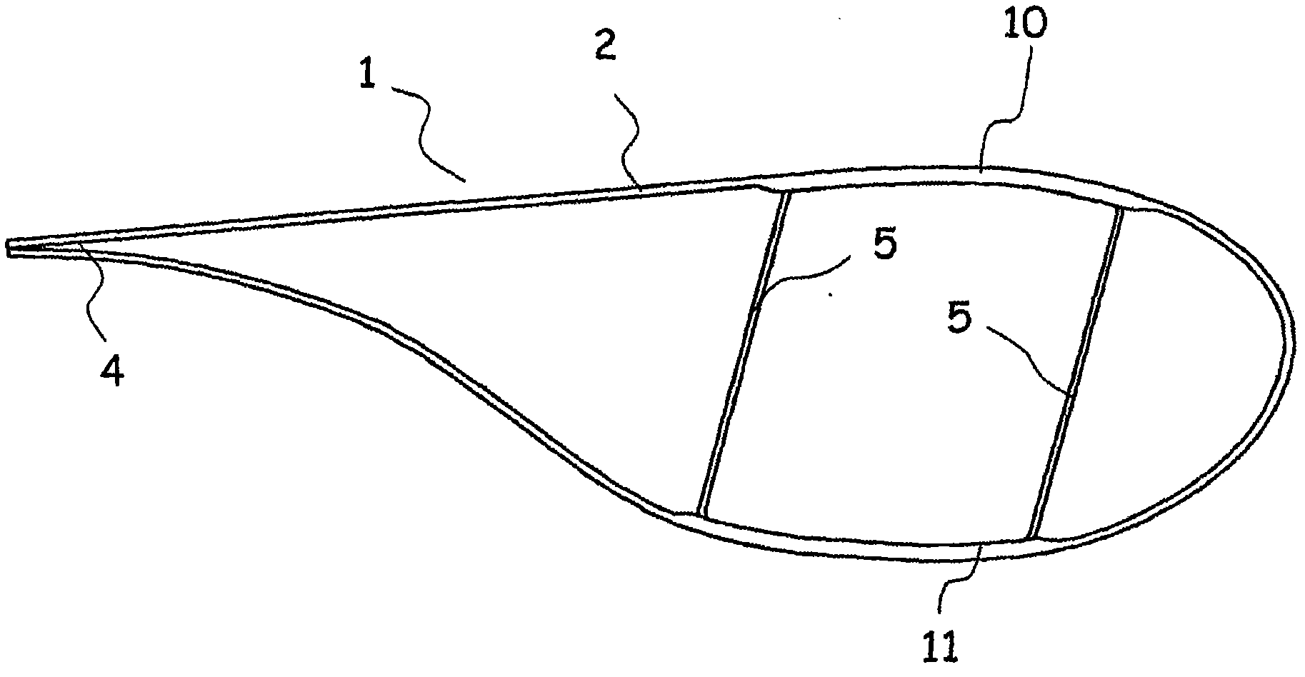 A wind turbine blade with angled girders