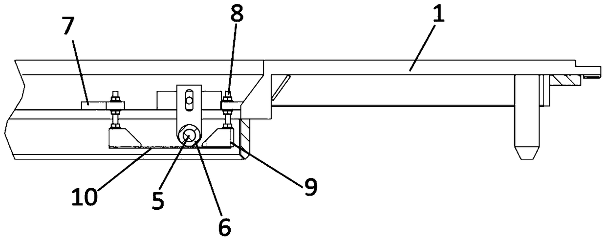 Auxiliary forming process for thin-walled product and tool structure thereof