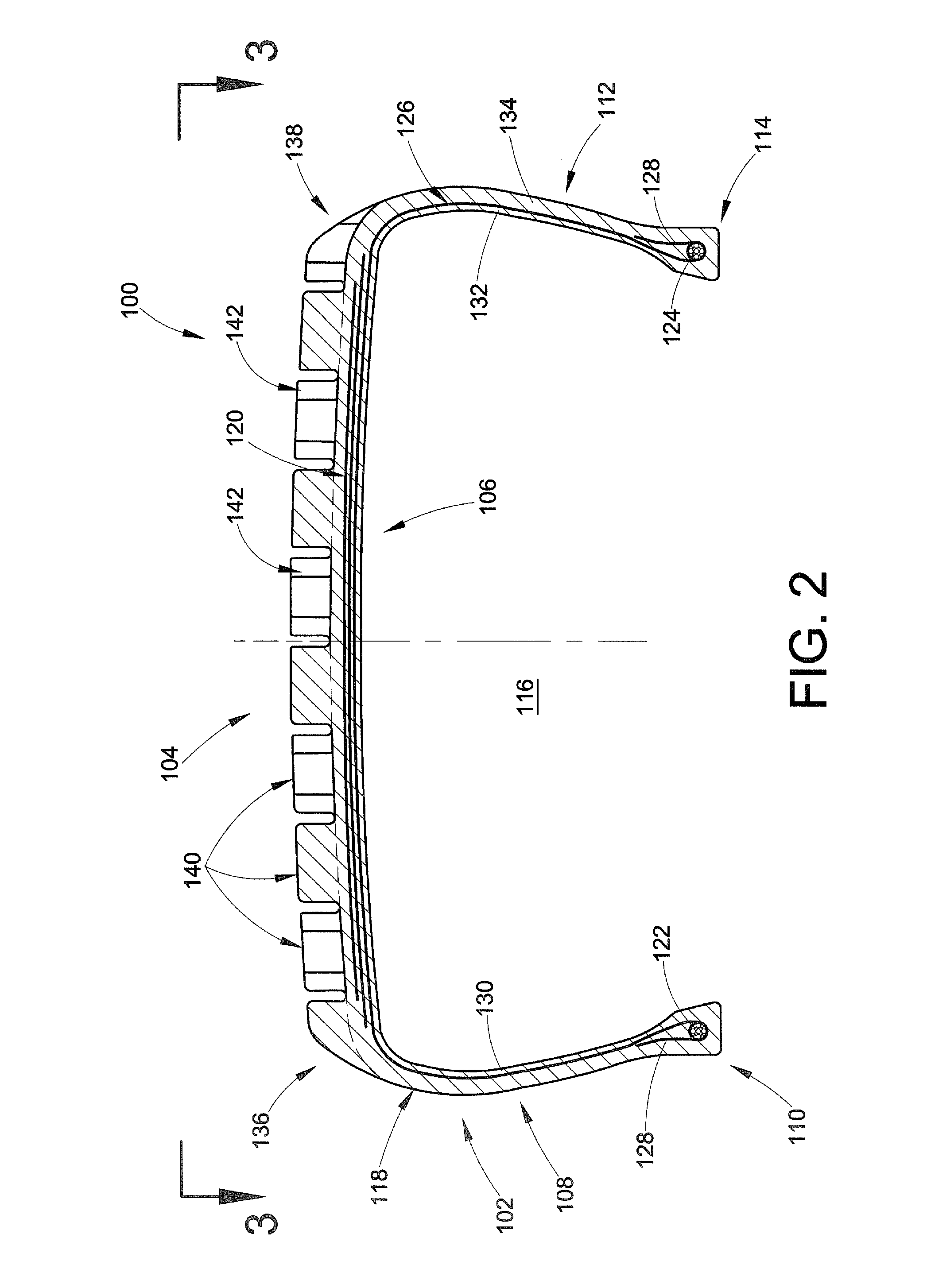 Tire with noise-reducing tread pattern