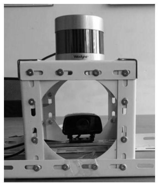 Roadside vehicle identification method based on vision and laser radar fusion