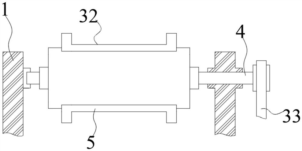 Solid raw material crushing device and method thereof