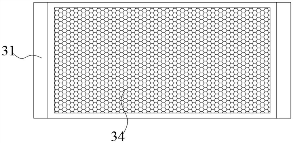 Solid raw material crushing device and method thereof