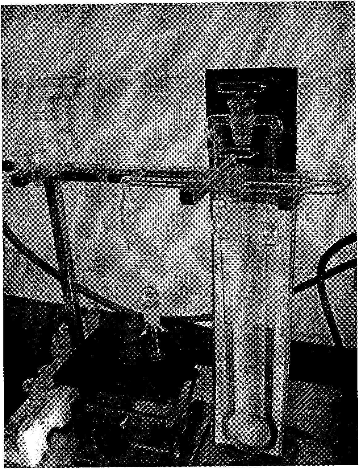 Method for measuring water activity by using vapor pressure and device thereof