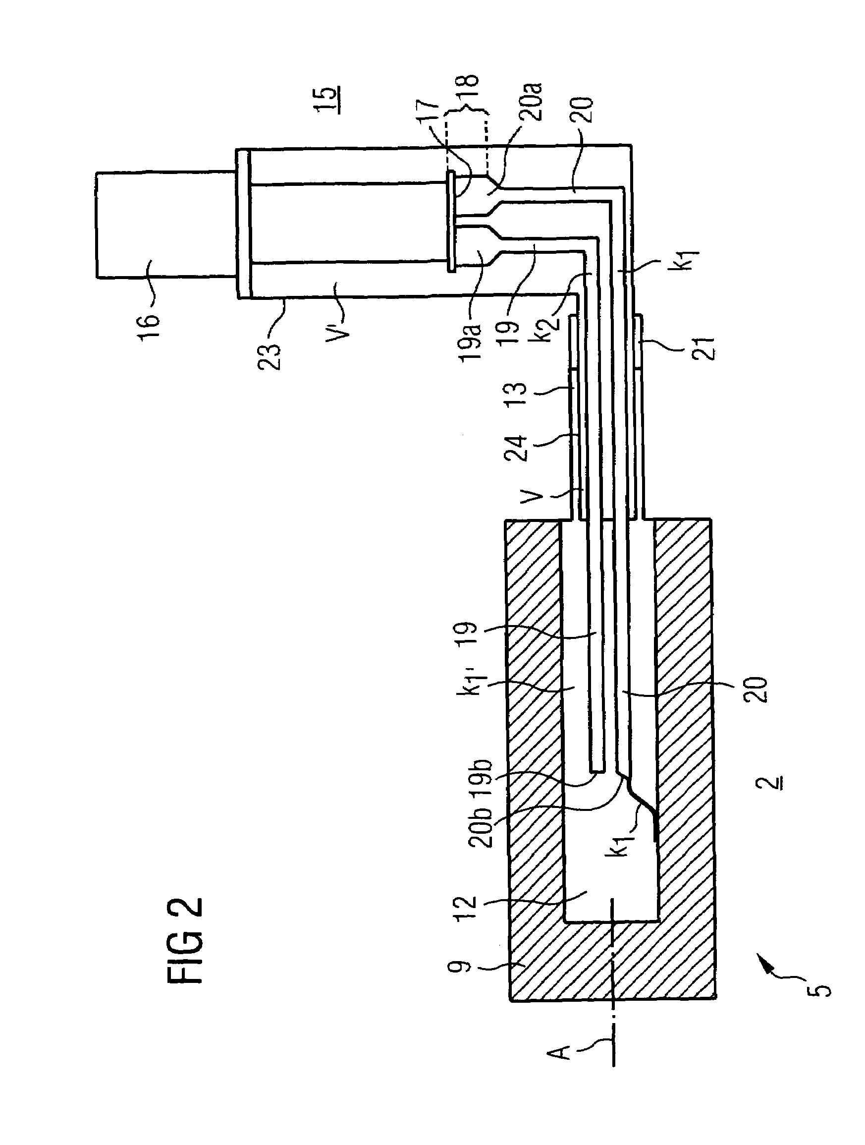 Superconductive device comprising a refrigeration unit, equipped with a refrigeration head that is thermally coupled to a rotating superconductive winding