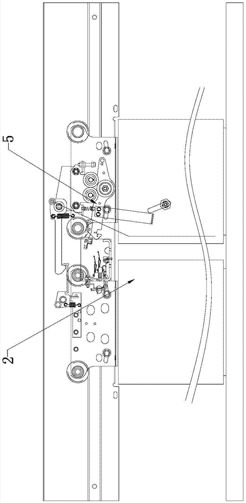 Longitudinal opening and closing type landing door opening protection device