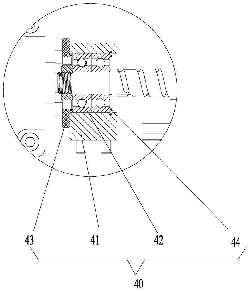 Feeding device and automatic template sewing machine with same