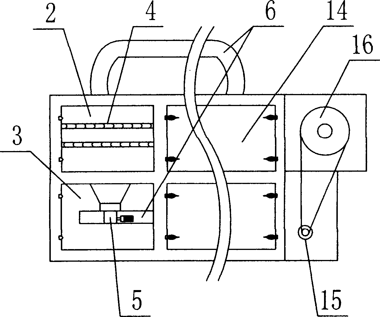 Device and process for removing red skin of peanuts by partitioned temperature control quick cooling at low temperature