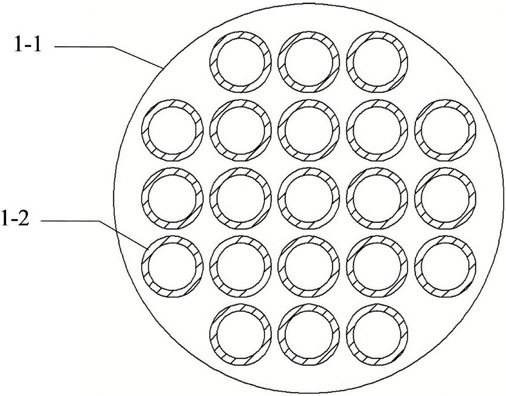 Plane-form frequency reuse antenna sub-reflection surface